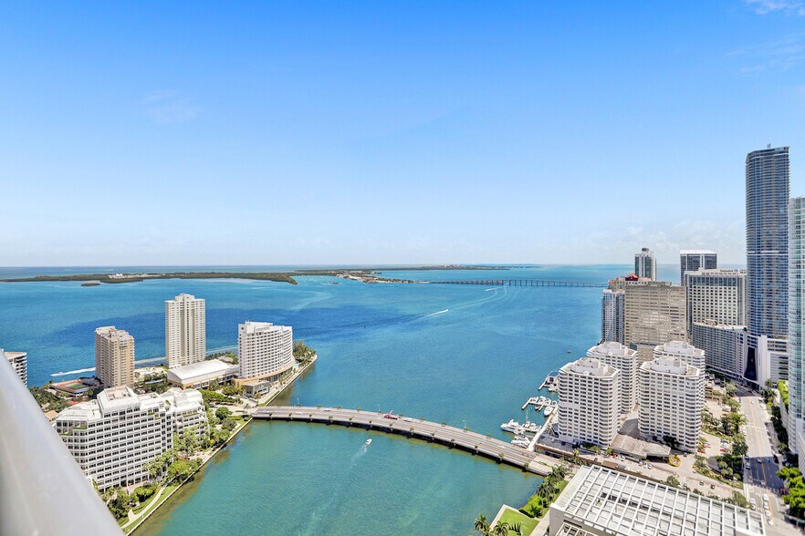 Building Photo - 495 Brickell Ave