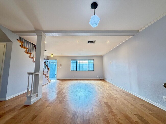 Building Photo - 2 Bed / 2.5 Bath Tri-Level Townhome – Gated Community in North Redondo Beach (Torrance PO)