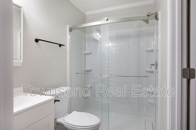 Building Photo - 5845 Century Oaks Dr