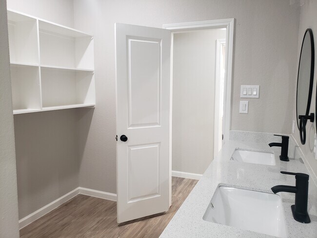 Open Shelving - 936 W Austin St