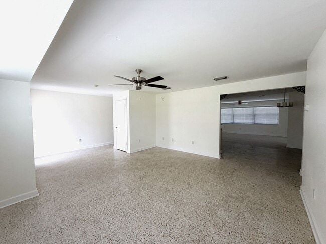 Building Photo - 3/2/1 car garage in S. Ft. Myers Off Cypress Lake!