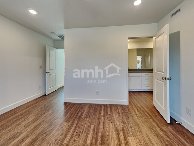 Building Photo - 9177 Ribbon Mdw Ct