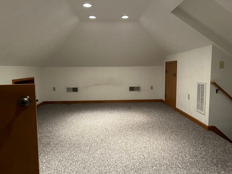 Large 3rd floor loft bedroom or living room - 514 Electric Ave