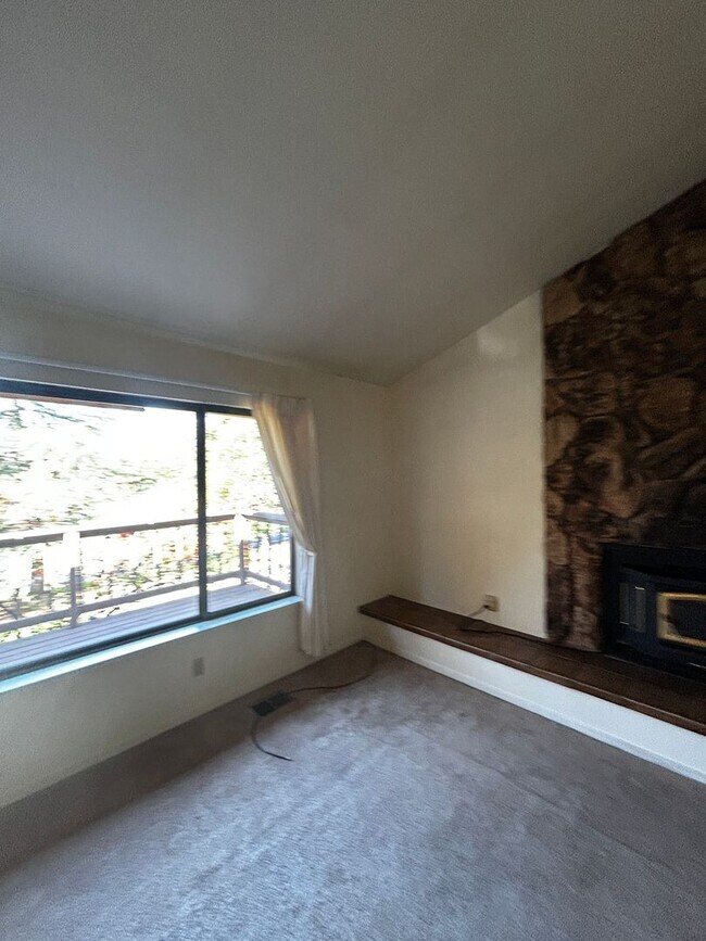 Building Photo - Lake of the Pines 3/2