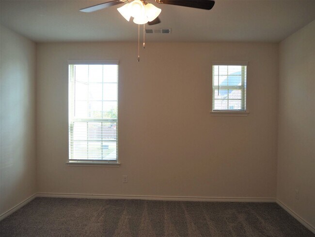 Building Photo - 2407 Klamath Dr