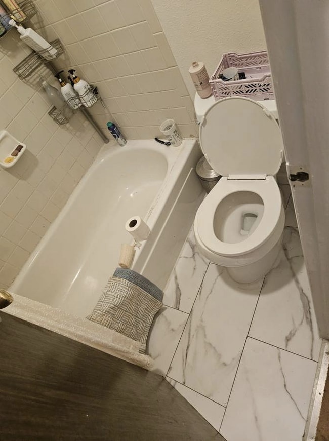 Building Photo - Beautiful 2 Bedroom, 1.5 Bathroom Apartment Available August 1st!