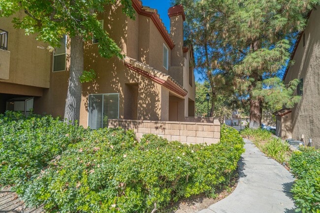 Building Photo - 2-Bedroom Townhouse with Community Pool & ...