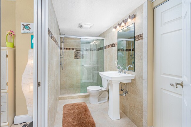 Building Photo - Stunning Oceanfront Furnished Condo in Des...