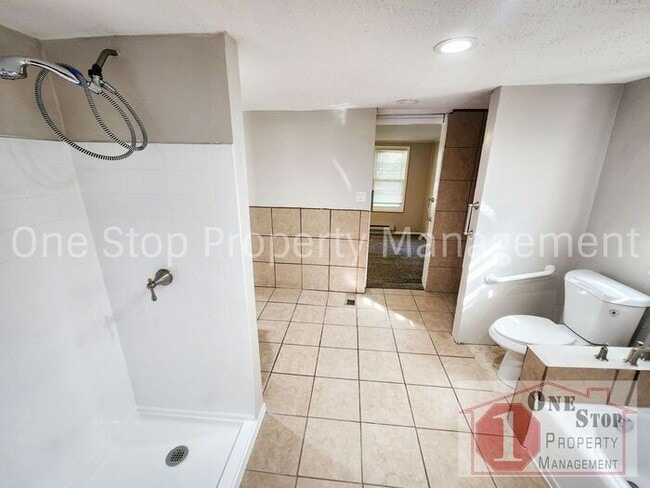 Building Photo - Come See this Charming 2-bedroom, 1-bath H...