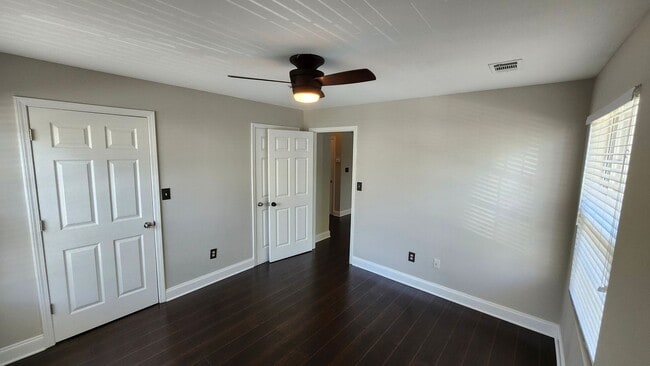 Building Photo - Top-Floor 2-Bed, 2-Bath Condo with Firepla...