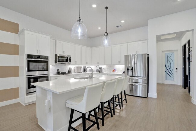 Building Photo - 8334 W Blue Spring Dr