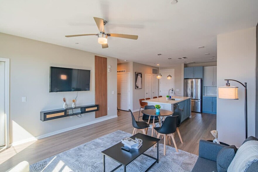 Building Photo - 777 E Stella Ln