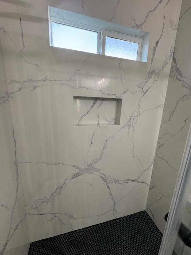 Building Photo - Beautiful Recently Remodeled 2-Bedroom ADU