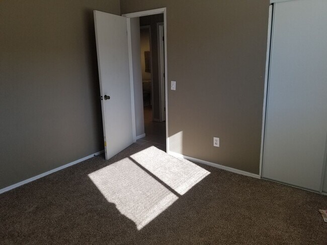 Building Photo - 3-bedroom 2-bath with garage