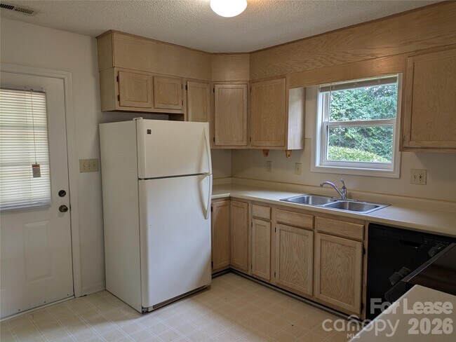 Building Photo - 113 Birdie Ct