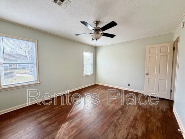 Building Photo - 4707 E 7th St