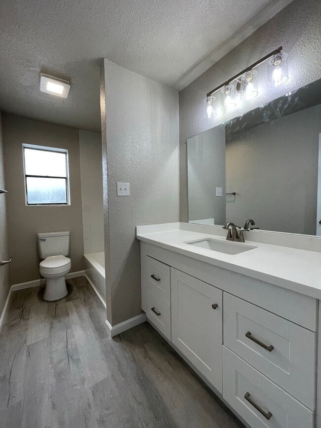 Building Photo - 6019 Bedford Dr