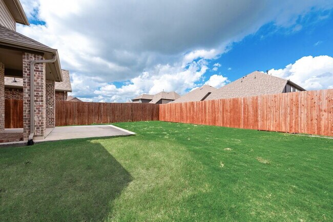 Building Photo - Beautiful 5 bedroom 3 full bath home in the heart of Heartland!