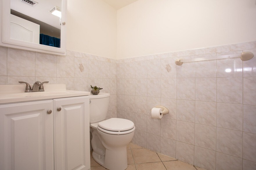 Bathroom - 309 Manhattan Ave