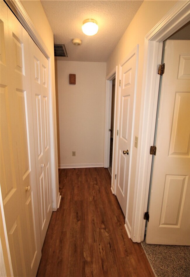 Building Photo - 60 Crowndale Ct
