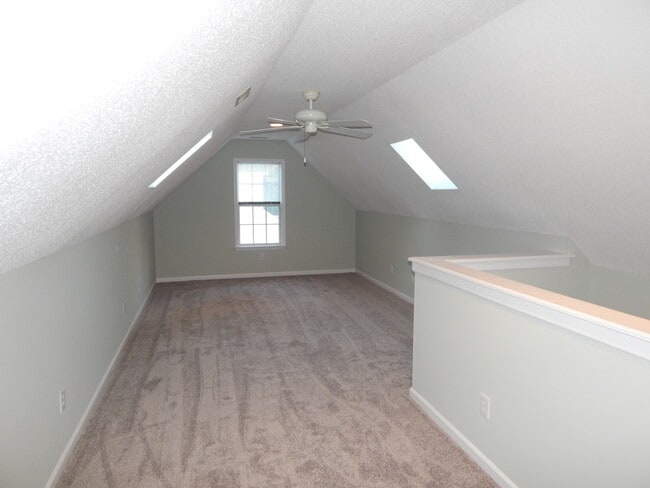 Building Photo - Adorable!!  Centrally located on quiet Cul...