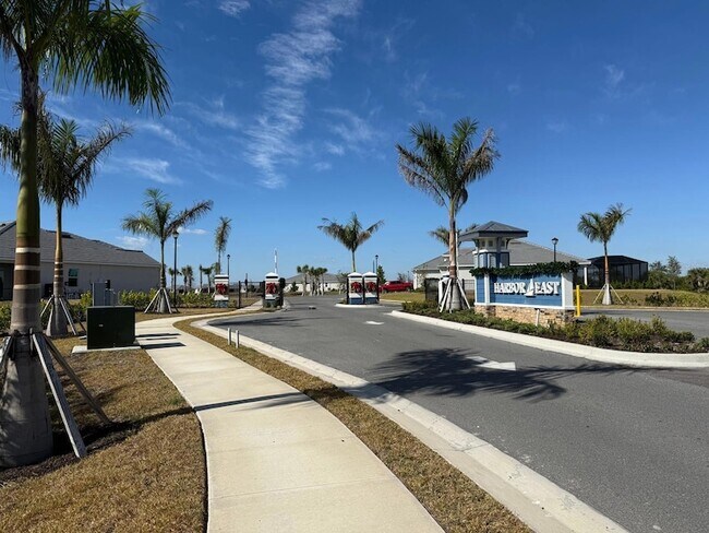 Building Photo - 7796 Lakes Edge Ln