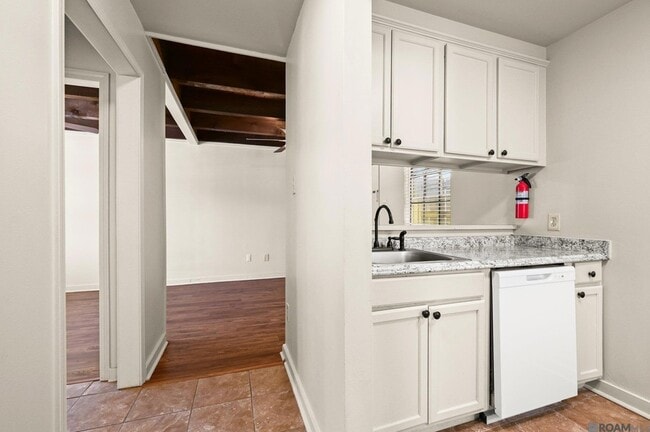 Building Photo - 2963 Greenwood Dr