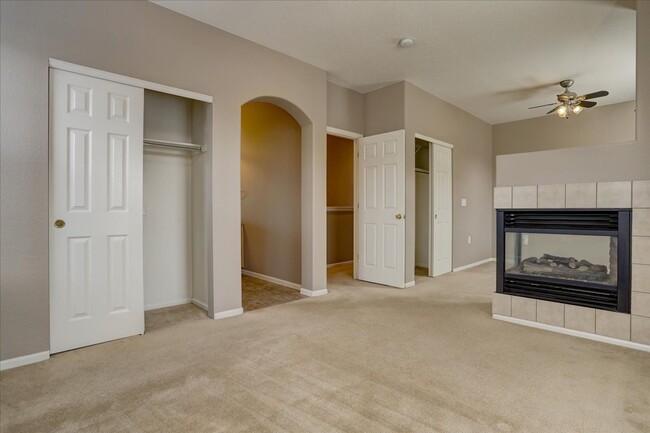 Building Photo - 2 Bedroom, 2.5 Bathroom townhome in the Th...