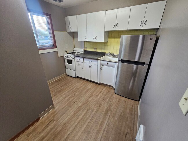 Building Photo - Great 2 Bedroom Apartment just Blocks from Eastern