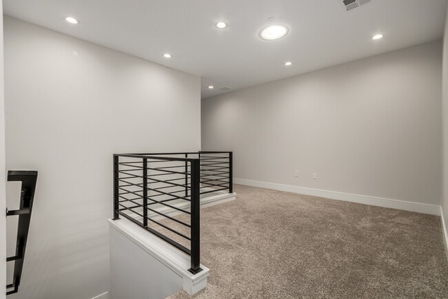 Building Photo - 165 E Lexington Ave