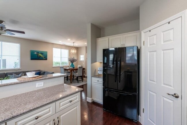 Building Photo - Stunning Updated Alameda Home w/ Backyard Deck & Custom Features
