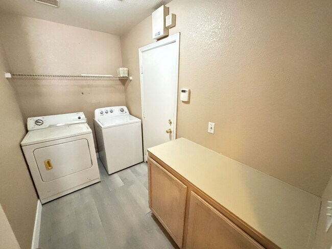 Building Photo - Beautiful 3Bed/2Bath/2Car residence located in Sunrise Manor / Winterwood area