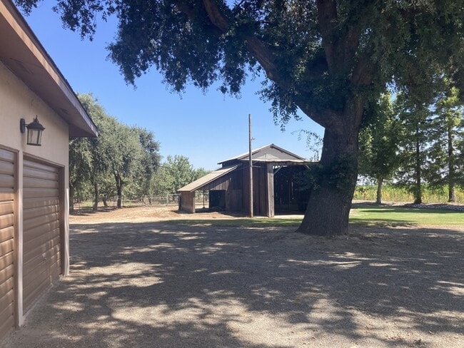 Building Photo - Turlock Country Living 3 Bedroom 2 Bath Home