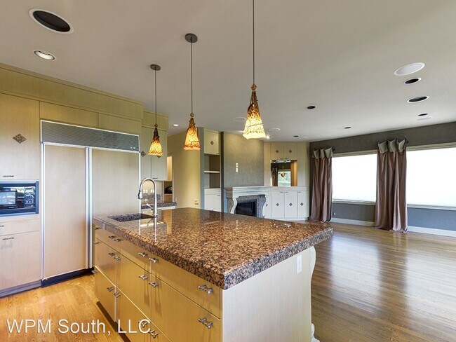 Building Photo - 3 br, 2.5 bath House - 16862 SE 59th St
