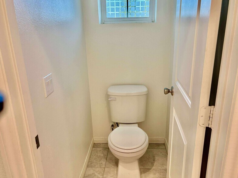 Building Photo - 8906 Jasmine Dr