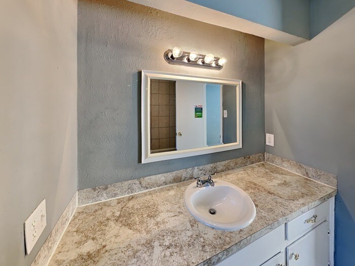 Building Photo - 2142 Oak Shores Dr