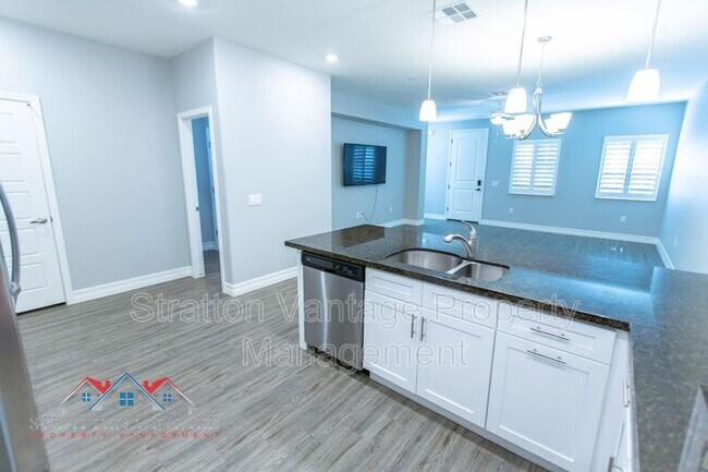 Building Photo - 2821 S Skyline Dr