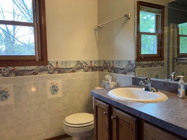 Building Photo - Spacious 4 bedroom, 2.5 Bath Two Story Home
