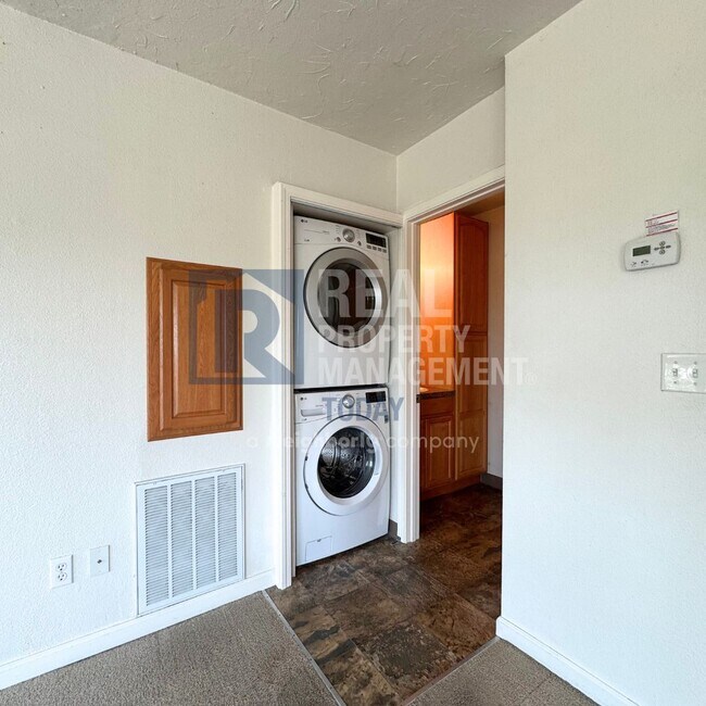Building Photo - Dammrose - 3201 (Cascade Group)