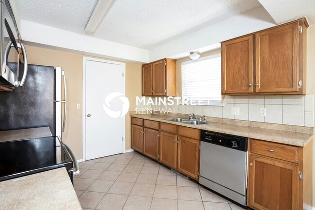 Building Photo - 3 Bedroom Pet-Friendly Home in Oklahoma City, OK with Main Street Renewal