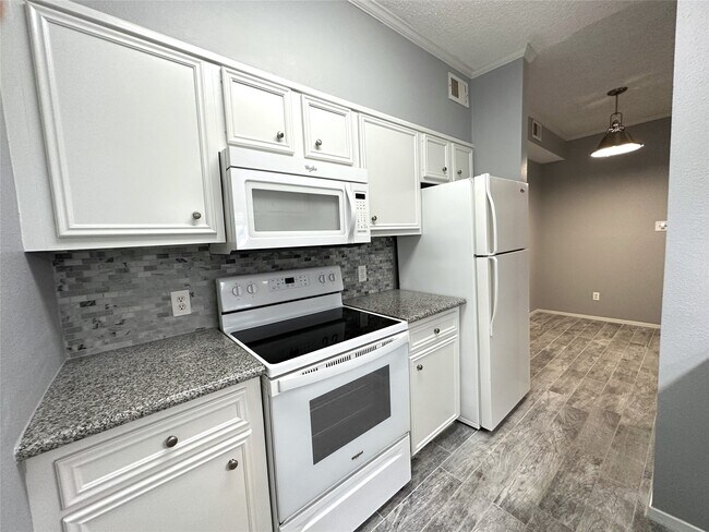 Building Photo - 7037 N Holiday Dr
