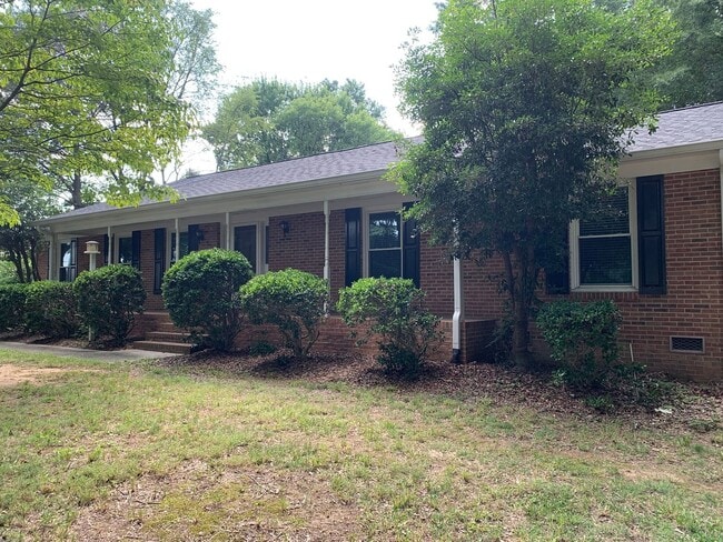 Building Photo - Beautiful Private Three Bedroom Home in So...