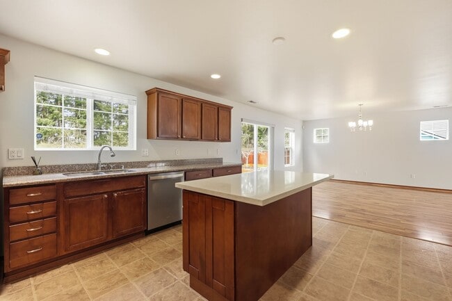 Building Photo - 3 bed 2.5 bath updated home in Tumwater School District - 2300 sq.ft. - fenced back yard.