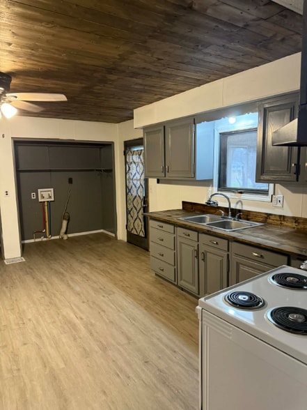 Building Photo - 313 E 4th St