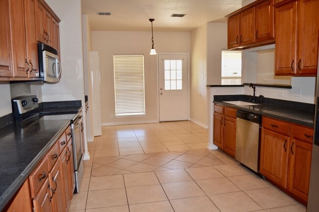 Building Photo - Rare custom stucc home 3 bed 2 bath