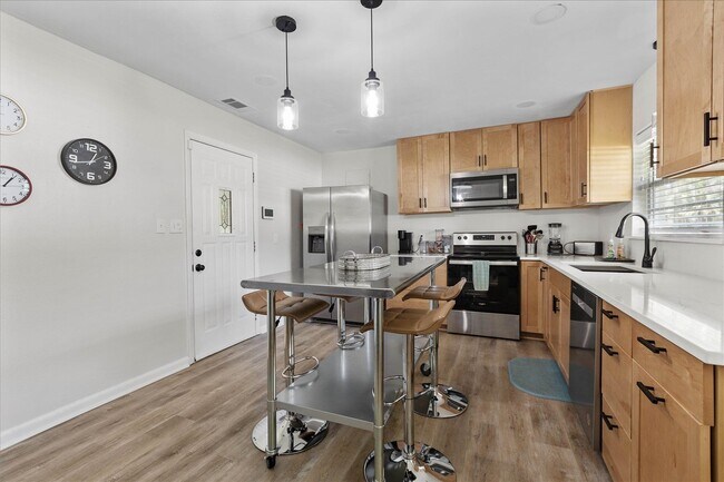 Building Photo - 2425 Bruce Ln