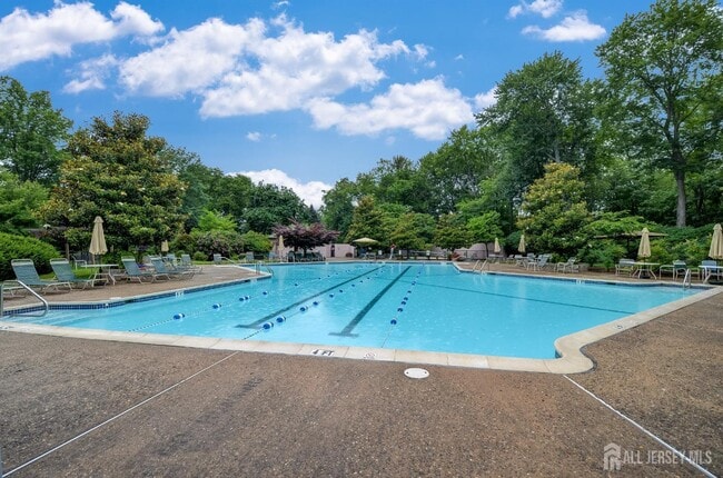 Building Photo - 537 Sayre Dr