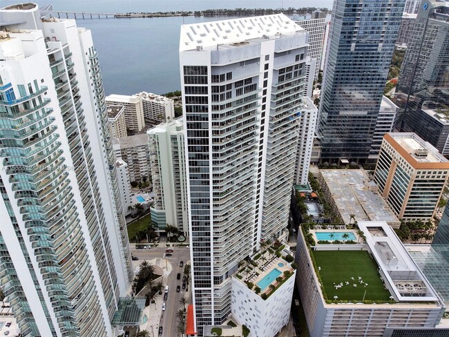 Building Photo - 1300 Brickell Bay Dr