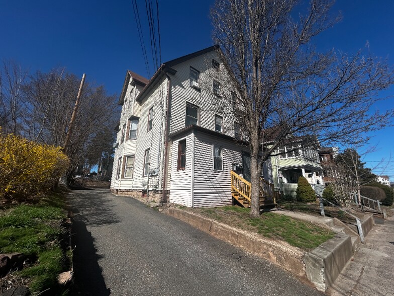 Building Photo - 18 Roberts St