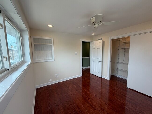 Building Photo - 140 E Northwest Hwy